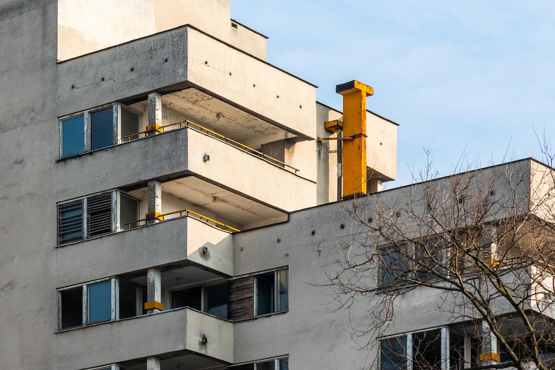 Szpiegowo, blok na Sobieskiego 100 w Warszawie