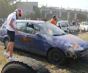 Charytatywny Wrak Race. Andrzej z Plutycz i Adam Kraśko zbierali pieniądze dla chorej Dominiki