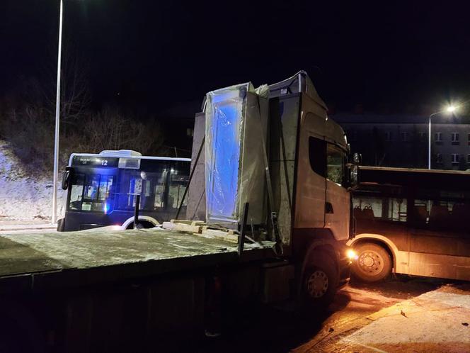 Tir uderzył w auta osobowe i autobus. To na Armii Krajowej w Starachowicach