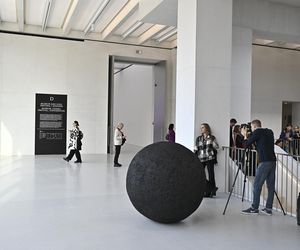 Wanny, buty i manekiny za 851 tys. zł? Ale sztuka! „To jedna z najbardziej wpływowych artystek na świecie”