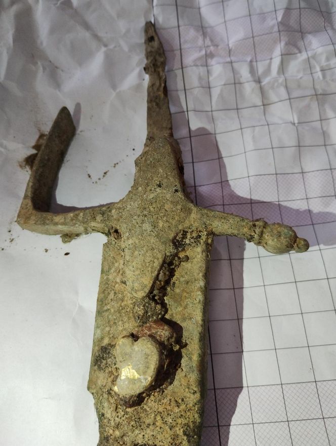 Zabytkowa szabla wyłowiona z Wisły. Rzeka odkrywa skarby z przeszłości