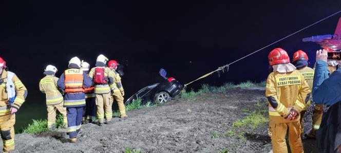 Dankowice: 18-latek wpadł w poślizg. Jego auto wjechało do stawu