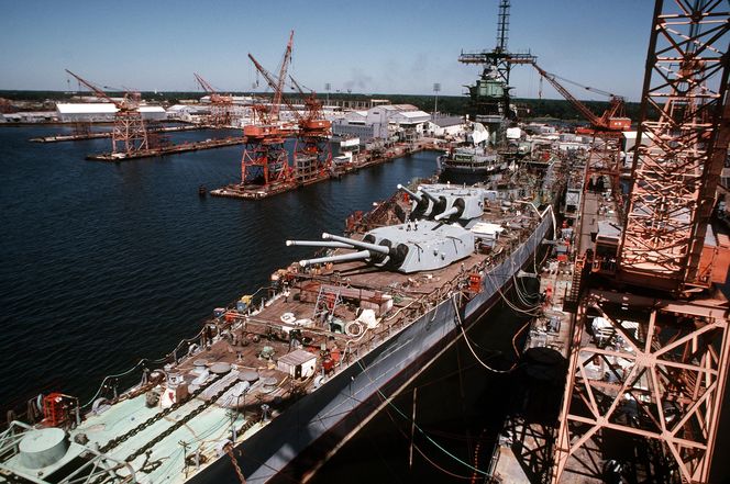 Trump rozważa powrót pancerników do US Navy. Czy era wielkich dział wróci na ocean?
