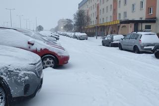 Atak zimy w Białymstoku. Spacer przez osiedle to prawdziwa mordęga. Śnieg zasypał chodniki i ulice [WIDEO]