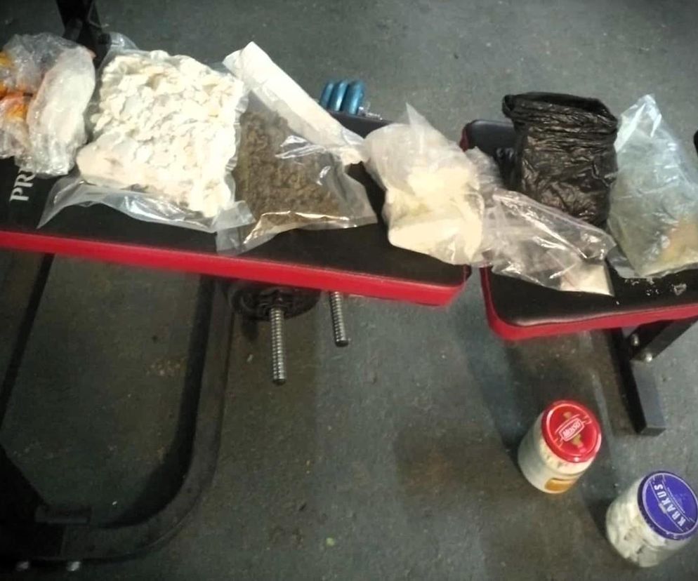 Ponad 2,5 kilograma narkotyków i chemikalia do produkcji. Policja zatrzymała 44-latka z powiatu siedleckiego!
