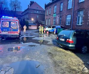 Malbork. Pożar busa na parkingu. Strażacy wyciągnęli z pojazdu nieprzytomnego mężczyznę [ZDJĘCIA].