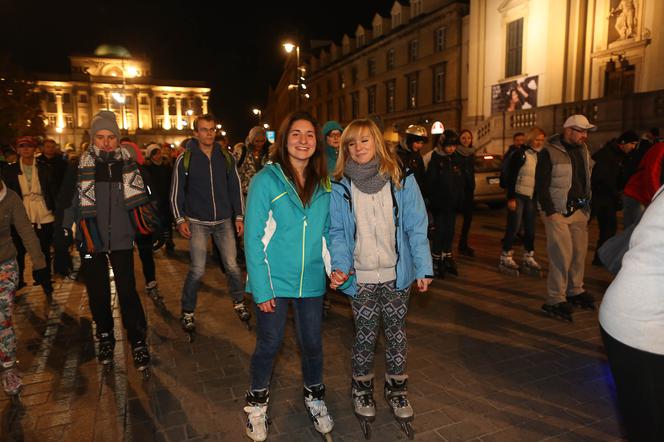 Nightskating. Warszawiacy przejechali stolicę na rolkach [Zdjęcia]