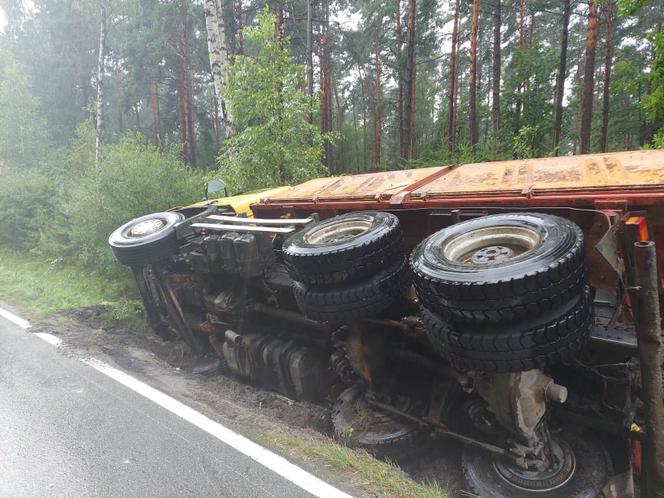 Ciężarówka w rowie, niebezpieczna kolizja między Mircem a Wąchockiem