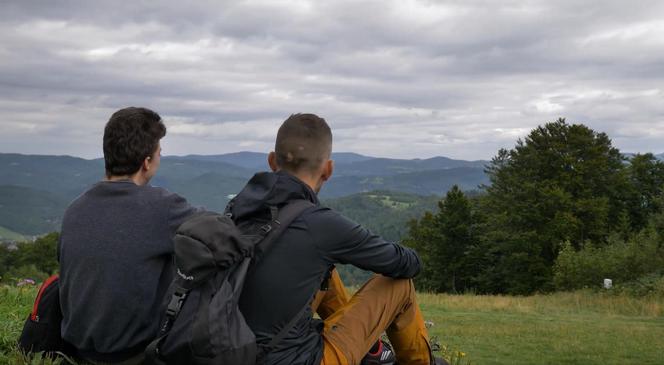 Zbyszek nie je i nie pije od 4 lat, Grzesiek od 2. Ich pasją są górskie wędrówki 