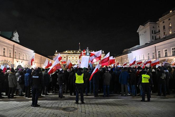 Protest pod Pałacem Prezydenckim