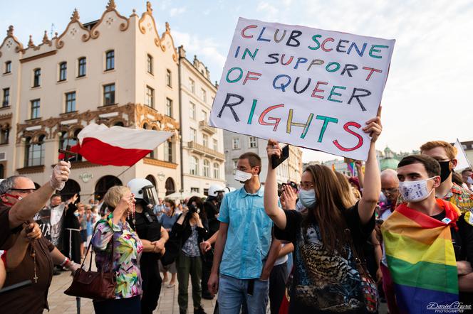 Małopolska kurator oświaty z różańcem na manifestacji środowisk LGBT