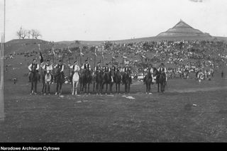 Fragment uroczystości - widoczny oddział kawalerii. W głębi z prawej kopiec Kościuszki - 1932 r.