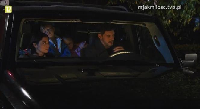 M jak miłość odc. 1711. Iza (Adriana Kalska), Marcin (Mikołaj Roznerski), Szymek (Staś Szczypiński), Maja (Laura Jankowska)