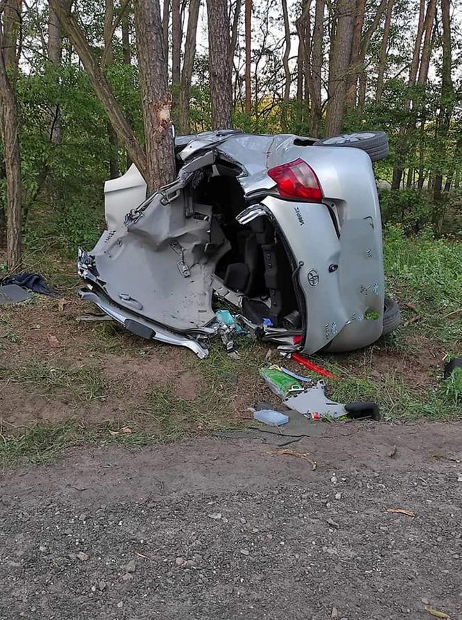 Toyota roztrzaskała się o drzewo pod Płockiem! W środku ciężko ranna 22-latka [ZDJĘCIA]. 