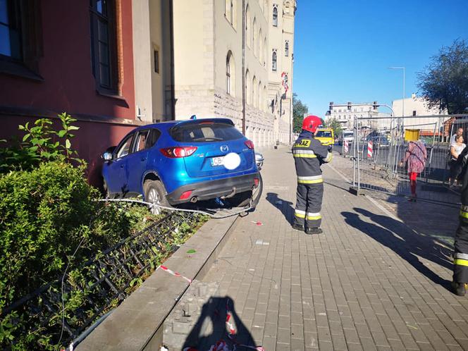 Poranny wypadek na Wałach Jagiellońskich w Bydgoszczy! Samochód uderzył w budynek Sądu Rejonowego! [ZDJĘCIA]