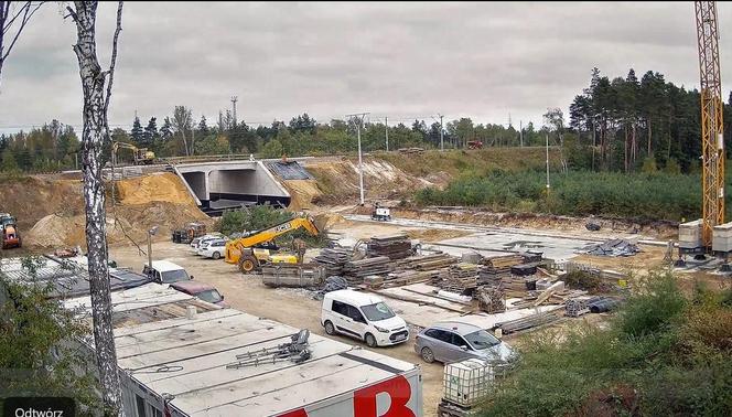 Wsuwanie wiaduktu kolejowego w nasyp w Częstochowie przez Strabag
