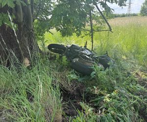 Motocyklista uderzył w drzewo pod Kościanem. 24-latek ciężko ranny