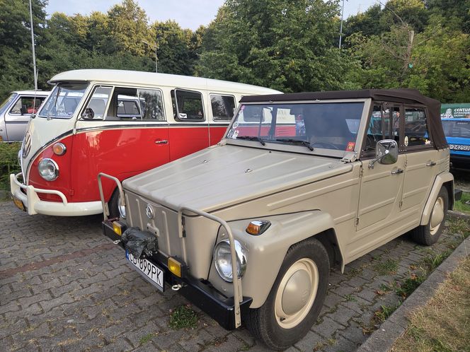 Klasyczna motoryzacja znów zachwyciła Bydgoszcz. „Bydgoskie Klasyki Nocą” przy Torbydzie