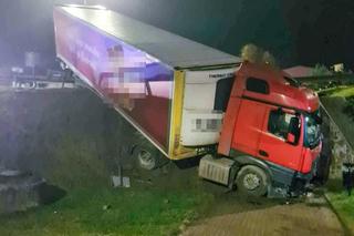 Ciężarówka wjechała do tunelu. Na rondzie kierowcy zakręciło się w głowie