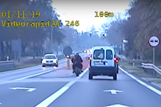 Motocyklista bez uprawnień uciekał przed policją i... wjechał w budynek! [WIDEO]