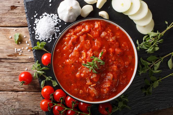 Cudowna cebula duszona w sosie pomidorowym - danie o niezapomnianym smaku