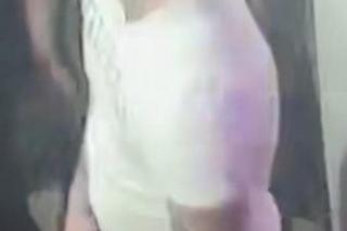 Bójka w centrum Krakowa! Dostał pięścią w twarz i został skopany. Policja szuka tych mężczyzn 