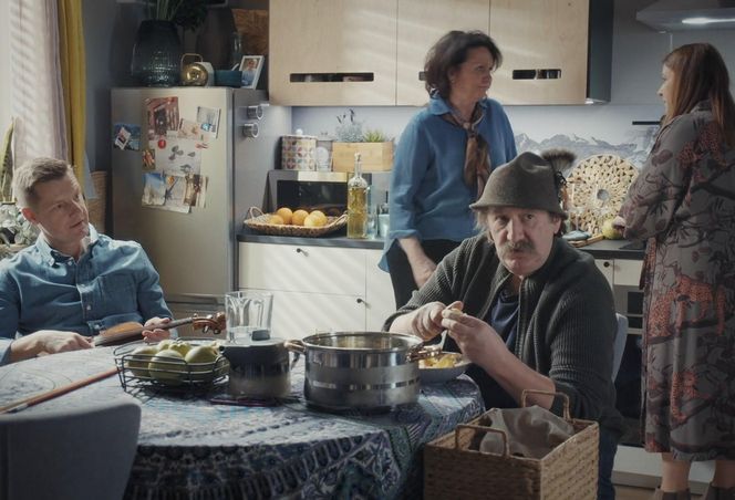 M jak miłość odc. 1869. Paweł (Rafał Mroczek), Haneczka (Elżbieta Firek), stryj Jędrzej Gutowski (Piotr Majerczyk), Marysia (Małgorzata Pieńkowska)