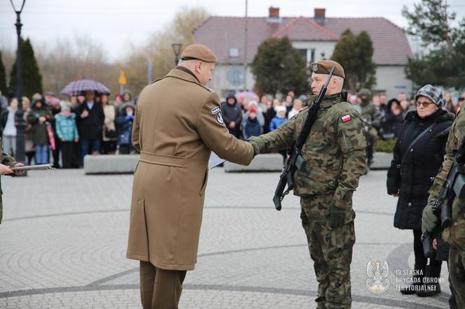 Śląskie: Terytorialsi złożyli w niedzielę przysięgę. Czeka ich trzy lata szkoleń