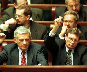 AI wybrała 5 najlepszych polityków w Polsce ostatnich 30 lat!