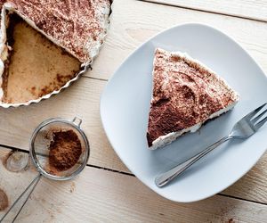 Pyszny, kremowy i bez pieczenia. Ten sernik cappuccino zachwyca za każdym razem