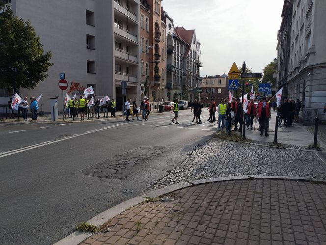 Paraliż w Katowicach. Rozpoczął się protest górników i hutników. "Stal się hartuje, a rząd ją rujnuje"