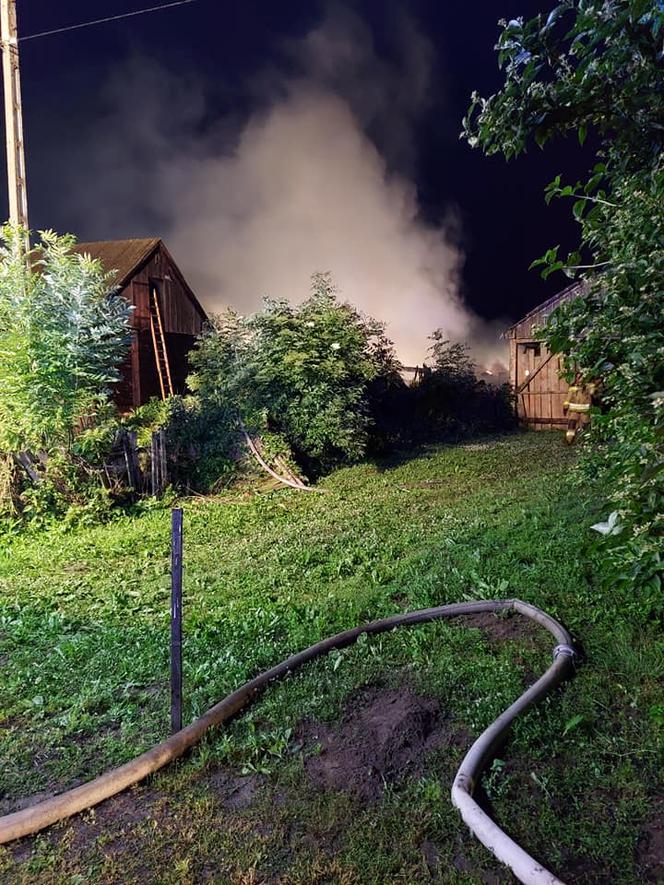 W Bronkowicach po uderzeniu pioruna zapaliła się stodoła