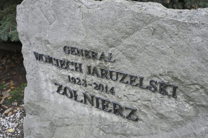 Grób Jaruzelskiego na Powązkach Wojskowych