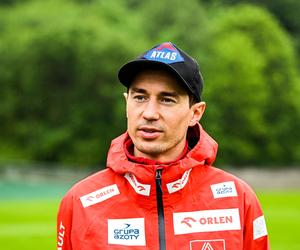 Kamil Stoch załamał ręce! Wymownie. Tragedia wisiała na włosku. Lider biało-czerwonych walnął prosto z mostu  