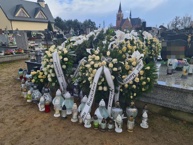 Dramat w Wadowicach Górnych. Grób  młodego chłopaka tonie w kwiatach [ZDJĘCIA]
