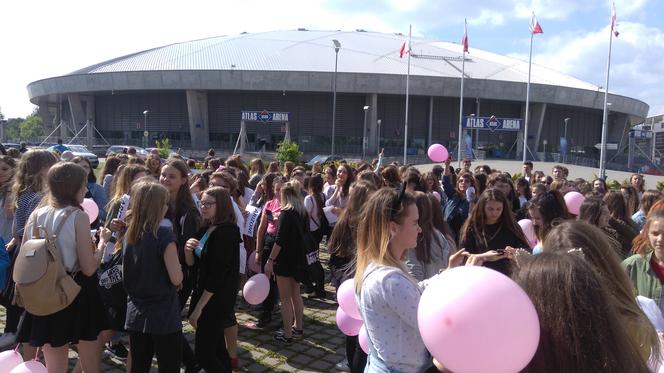 6 Akcja fanów Ariany Grande pod łódzką Atlas Areną