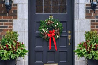 Jak udekorować drzwi wejściowe na Boże Narodzenie? 34 pomysły w różnych stylach.