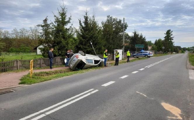 Skoda dachowała w rowie. Życie 2-latka uratował fotelik