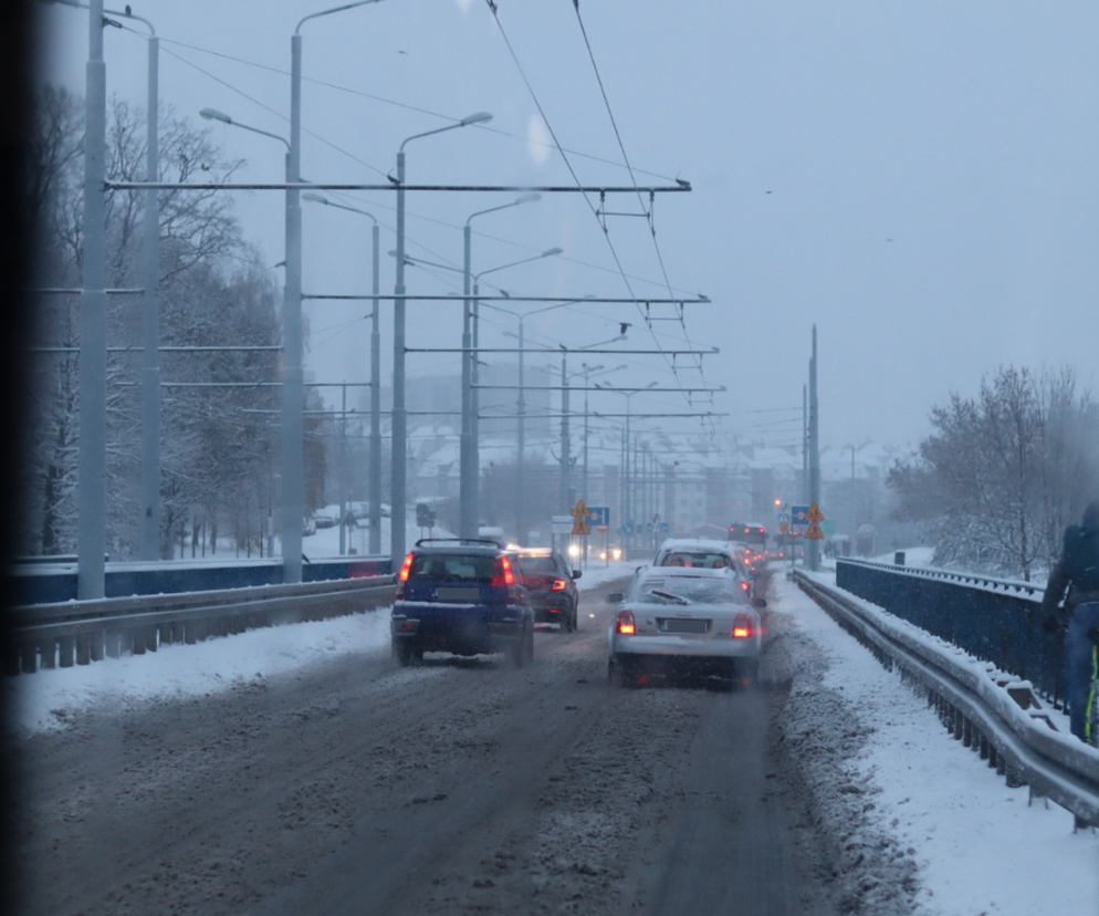 Lublin walczy ze śniegiem. Ulice są przejezdne, ale ruch odbywa się wolno