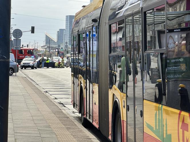 Dramatyczny wypadek w Śródmieściu! Osobówka i autobus roztrzaskane