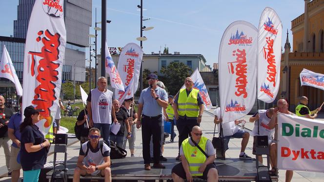 Protest pracowników PKP Cargo we Wrocławiu. Pracę ma stracić prawie 400 osób 