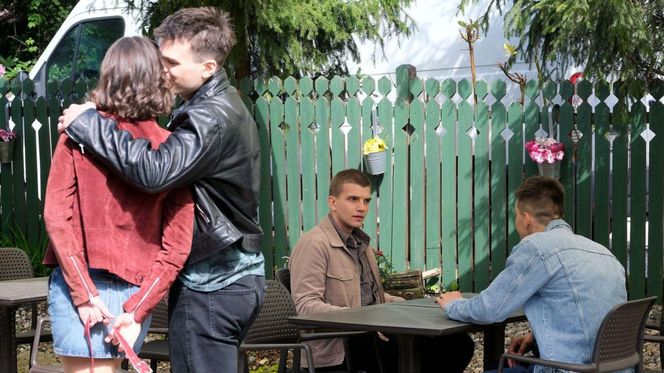 M jak miłość odc. 1882. Mateusz (Rafał Kowalski), Janek Winiar (Jakub Sirko), Tomek Kubicki (Chris Cugowski), Justyna (Marta Malinowska)