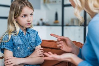 Ta mama nie bawi się w rozmowy z nauczycielami. Swoje dzieci uczy zasady: „Ktoś cię uderzył? Oddaj mocniej”