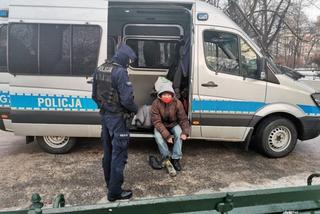 Policjanci dali bezdomnemu buty, by ten mógł pójść do pracy