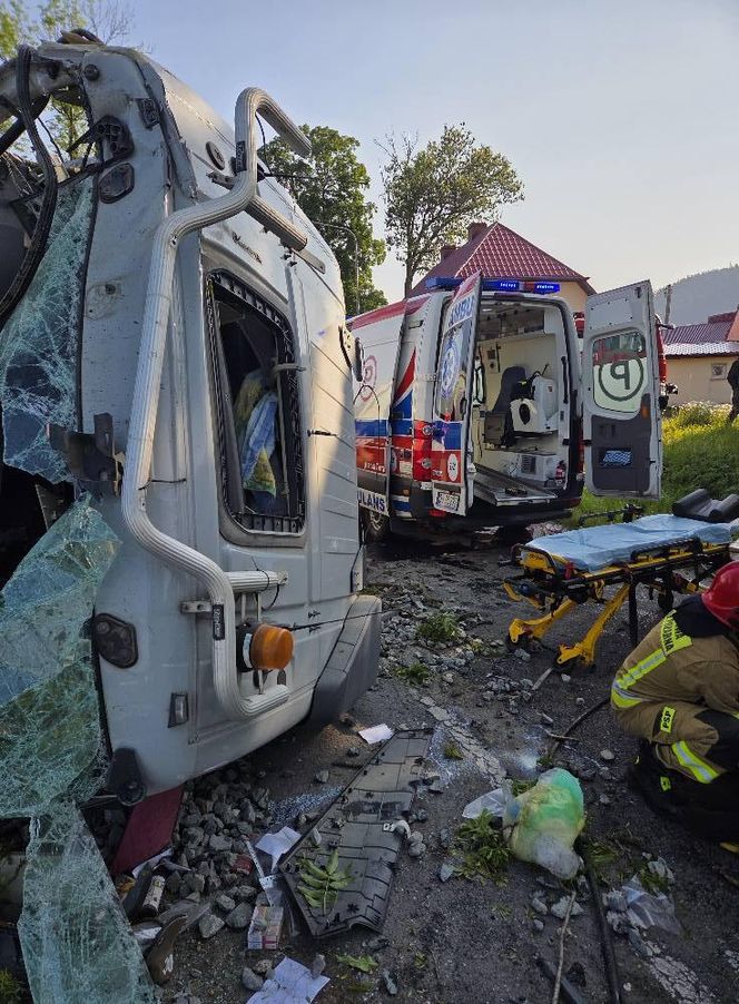 Poważny wypadek w Lubawce. Ciężarówka roztrzaskała się na drzewie. Droga zablokowana