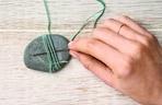 DIY – ozdobny talizam z kamyka – instrukcja wykonania (2)