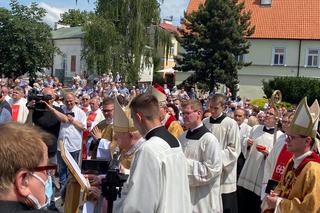 Płock. Kardynał Dziwisz odsłonił Okno papieskie! Ponad tysiąc marmurów i granitów!