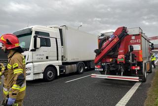 Wypadek na autostradzie A1. Kierowca osobówki zmiażdżony przez TIRy