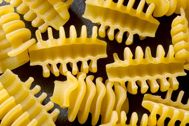 Radiatori: makaron w kształcie kaloryferków. Co to za makaron? Jak podawać kaloryferki?