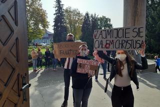 Protest pod kościołem św. Antoniego w Lesznie